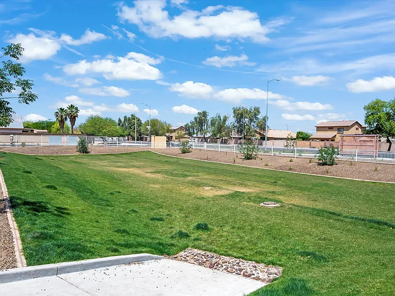 Lynne Village Apartments — Photo 20