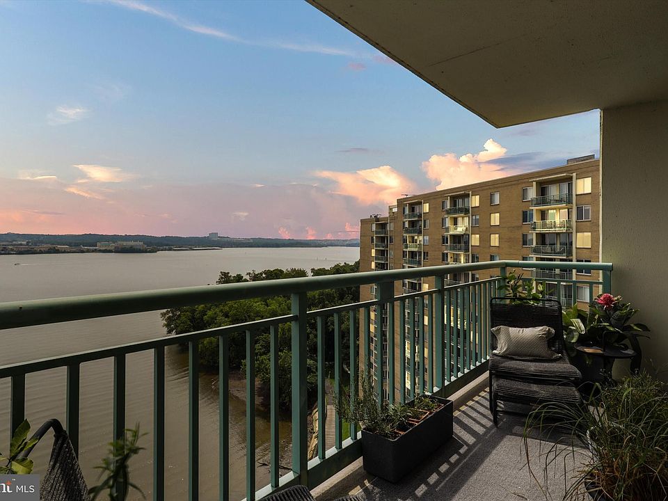 1st image of 501 Slaters Ln APT 1121