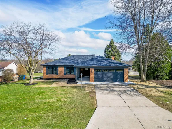 822 Dahlia Ln, Rochester Hills, MI 48307