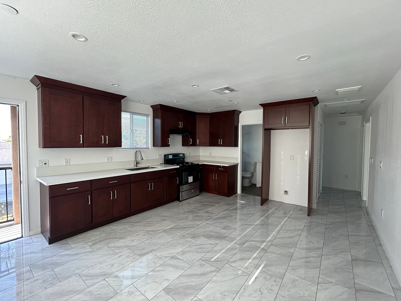 3 bed, 1000 sqft, $3,150 — Photo 2