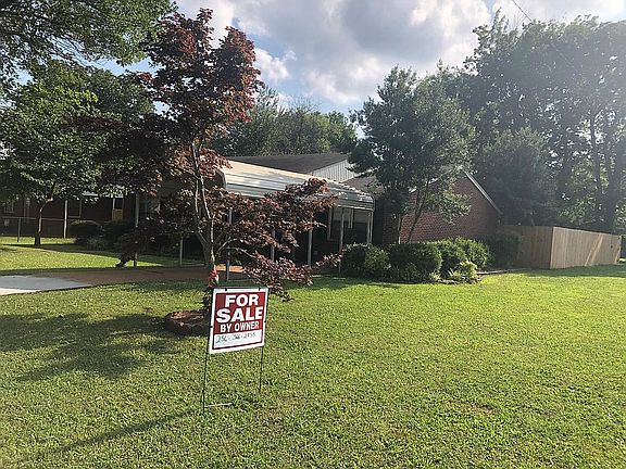 Large corner lot/fence