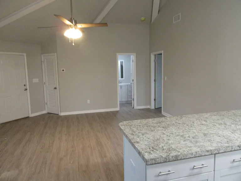 1304B Grace Ave — Photo 4
