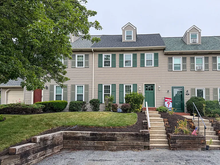 425 Deerfield Dr — Photo 2