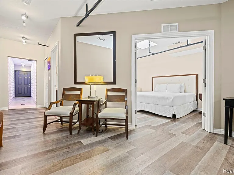 207 N Main St #B — Photo 7