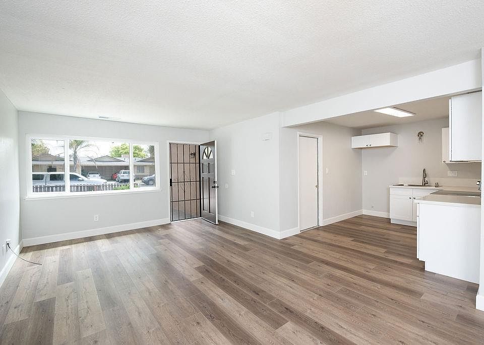2nd image of 3001 Pembroke Dr