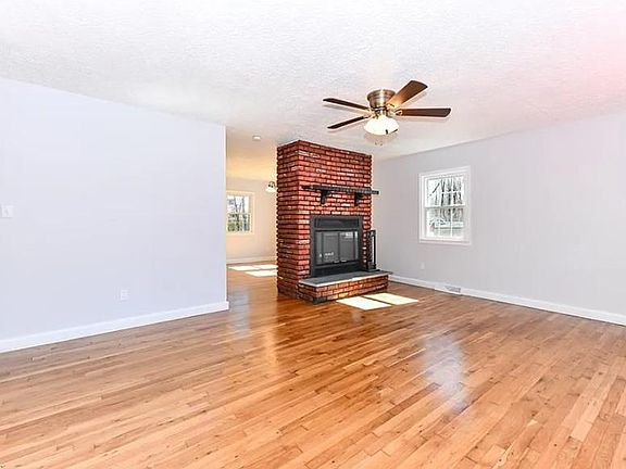 3rd image of 121 Park Dr