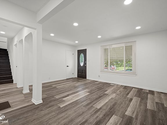 5th image of 17552 Roy St