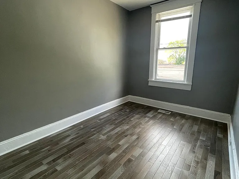 2516 Barclay St — Photo 3