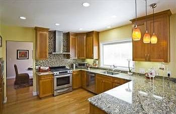 5th image of 910 Laguna Cir