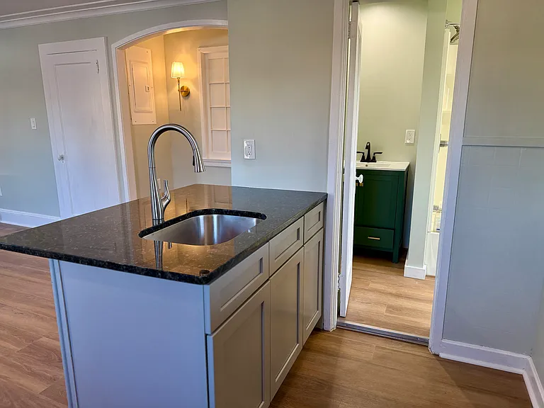 914 Buenzli Ct #2R — Photo 3