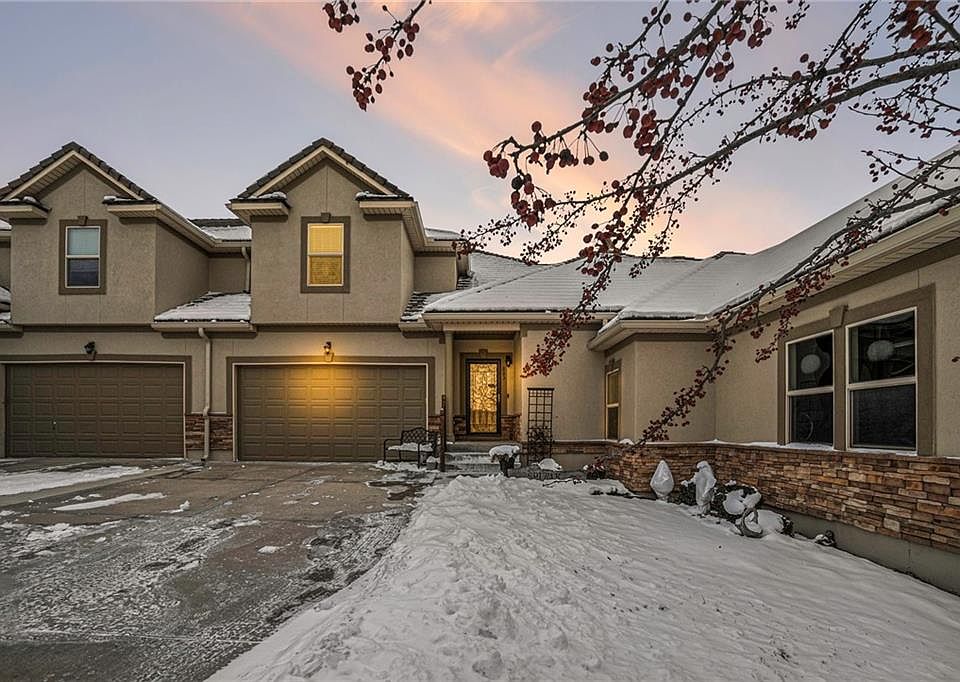 1st image of 803 NE Lone Hill Dr