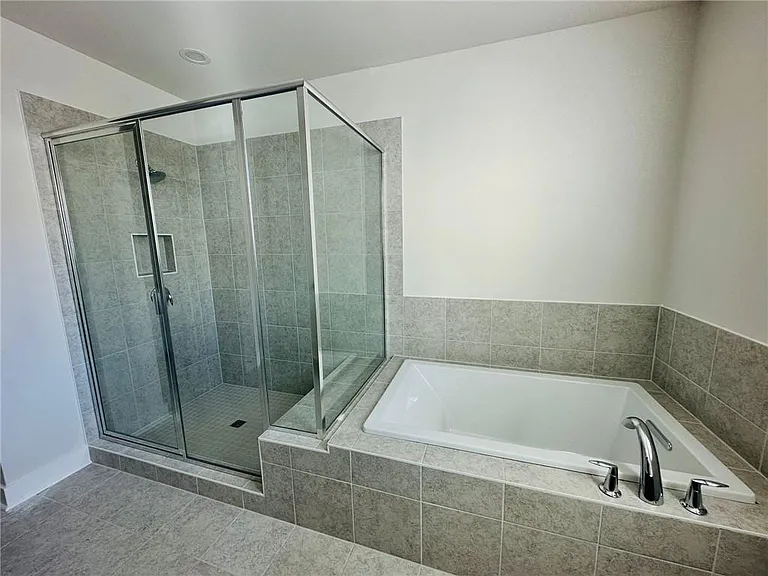 1252 Windmill Pkwy — Photo 17