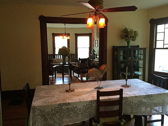 Dining w/pocket doors.