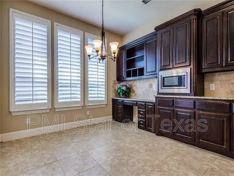 7509 Rockyford Dr — Photo 5