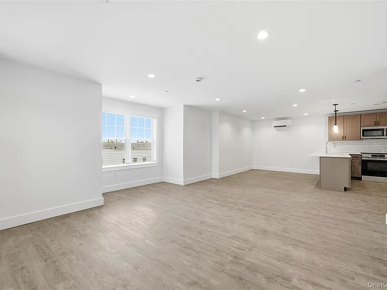 180 Deer Park Ave #301 — Photo 6