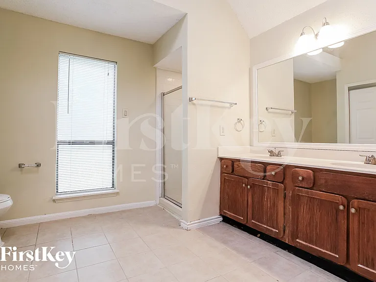1055 Margate Dr — Photo 12