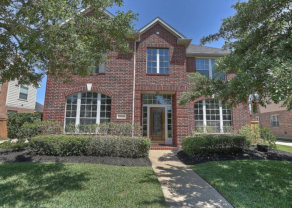 Wonderful curb appeal, located on a quiet cul-de-sac