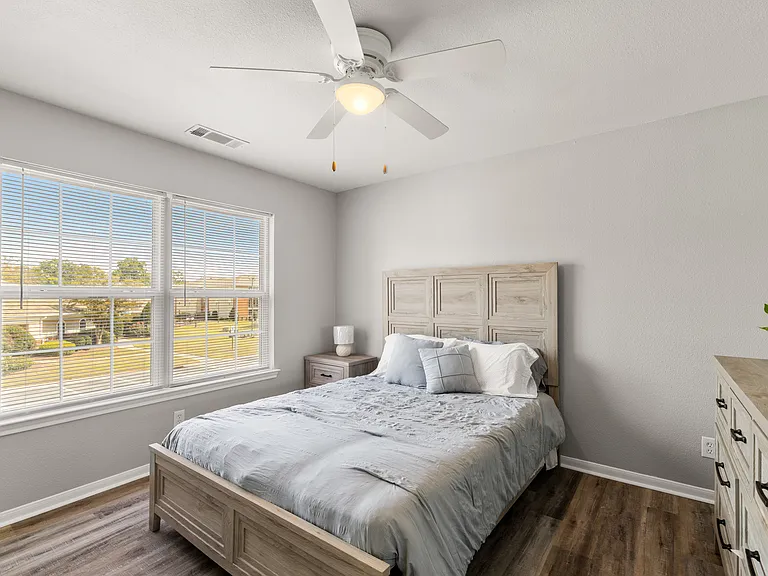 Sunset Pointe Apartments — Photo 47