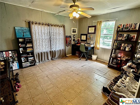 5th image of 1055 W New Braunfels St