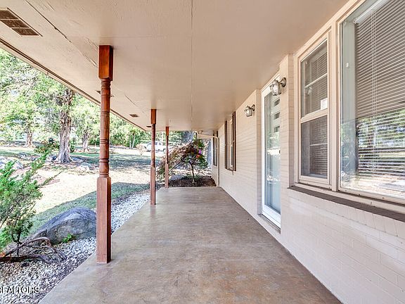 4th image of 1708 Merchant Dr