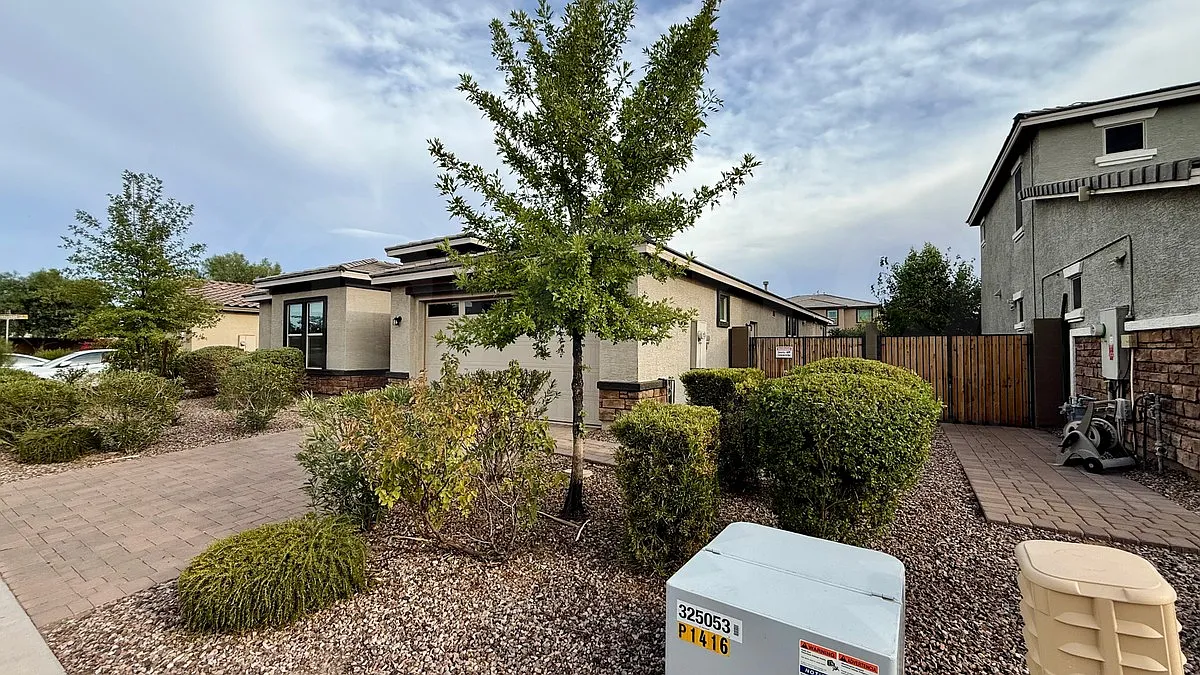 4 bed, 3.0 bath, 2520 sqft, $3,149 — Photo 2