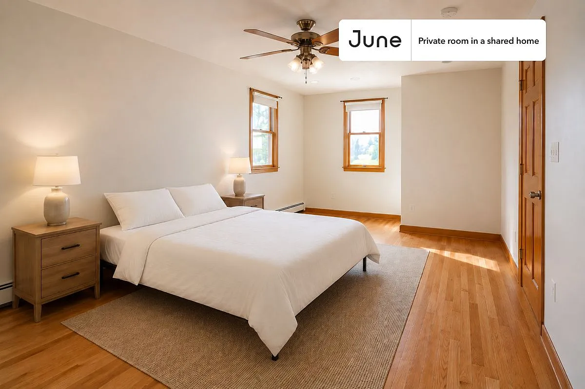 Queen bedroom in 5 bed/2 bath home in Medford #1834 D — Photo 1