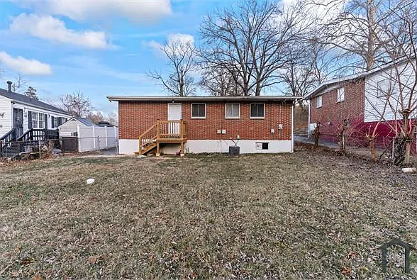 801 Thomas Ave — Photo 3