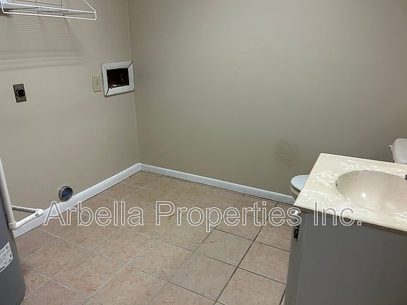4th image of 5021 Emerald Dr APT 4