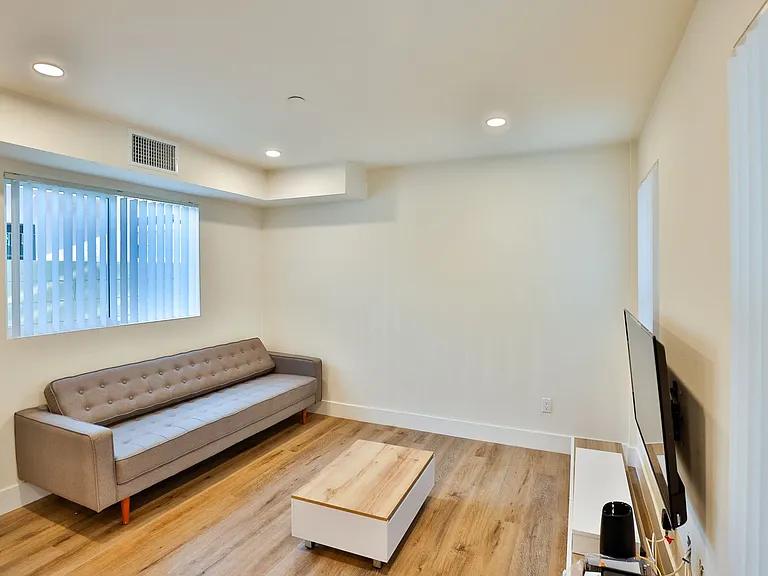 1164 W 37th Pl — Photo 40