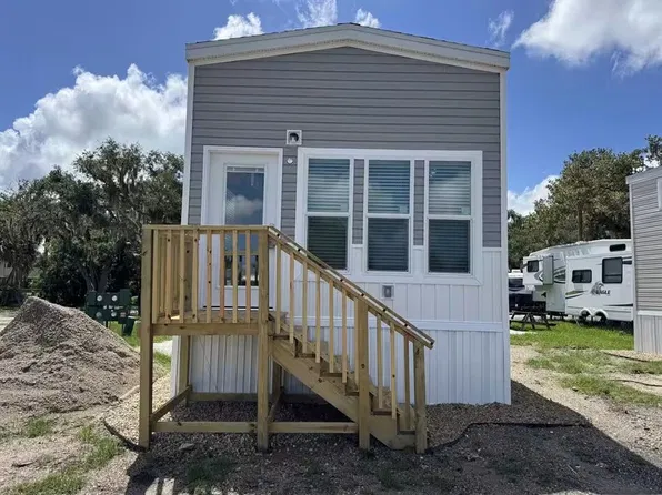 2704 Dancing Mullet Dr, Ruskin, FL 33570