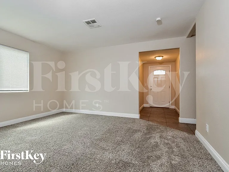 301 Kings Ave — Photo 3
