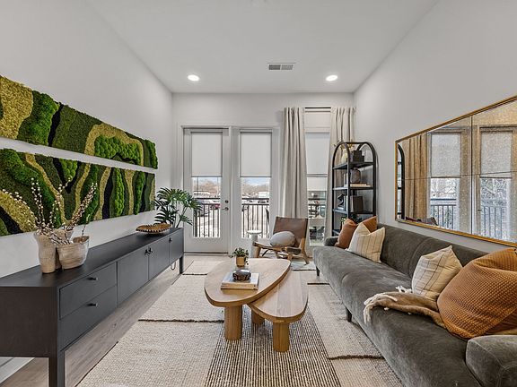 4th image of 1351 E Woodlawn Rd #203