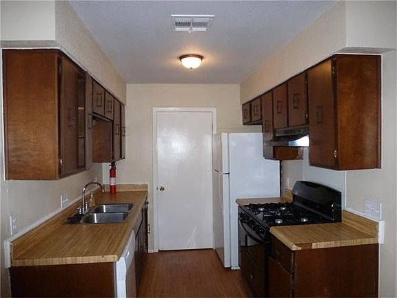 3rd image of 2409 Burleson Ct #B