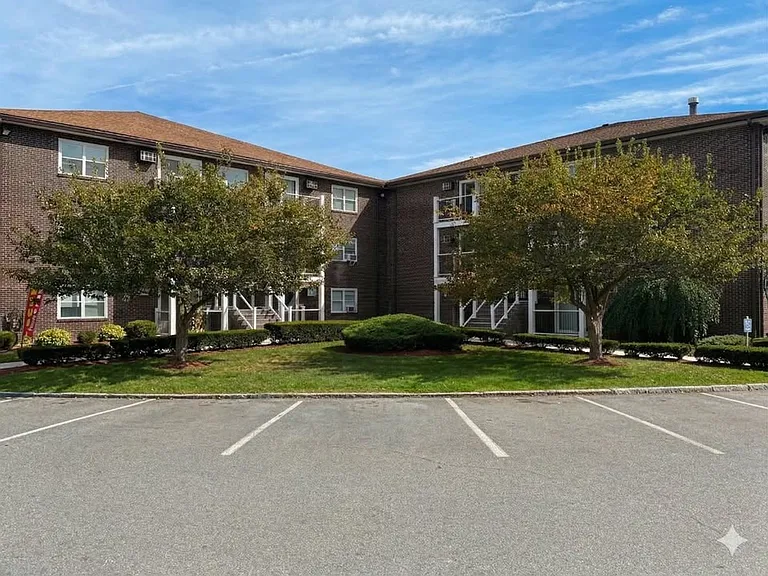 Pondsview Apartments — Photo 1