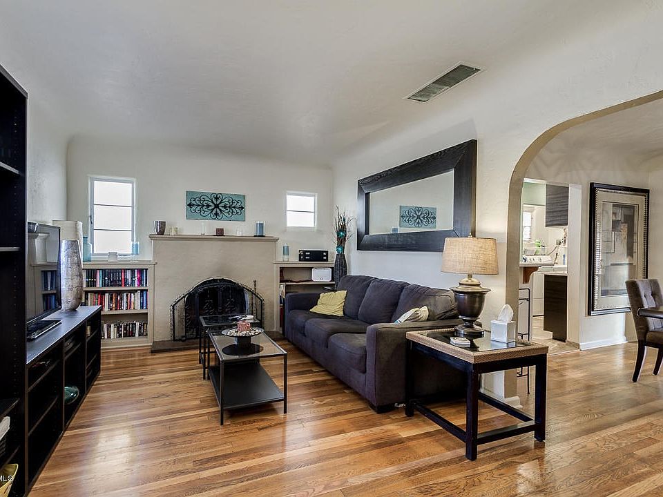 Living Rm w/Fireplace