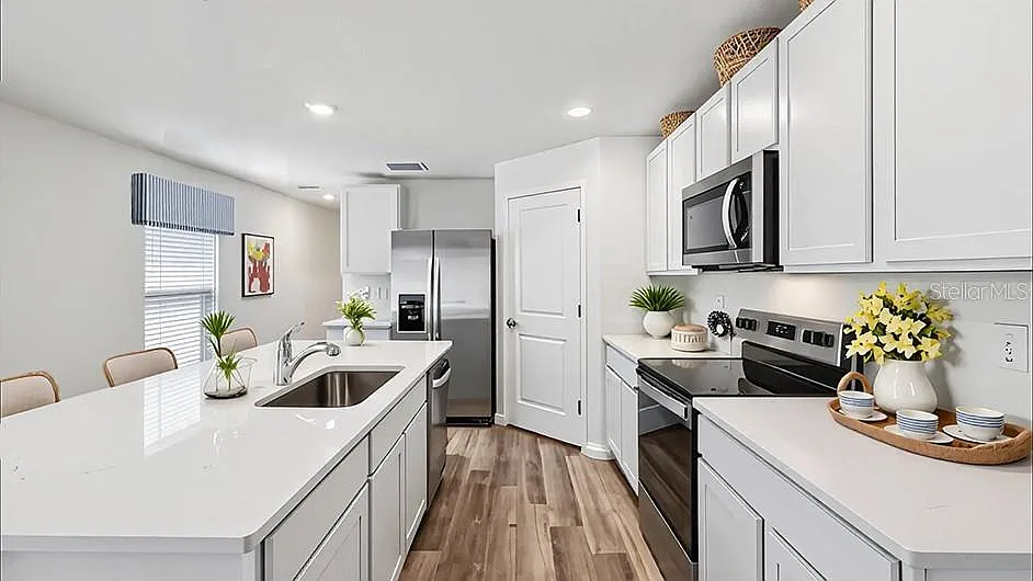 4 bed, 1605 sqft, $2,350 — Photo 3