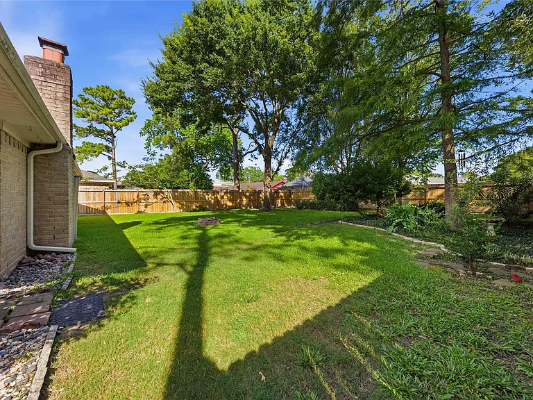 16202 Mill Point Dr — Photo 32