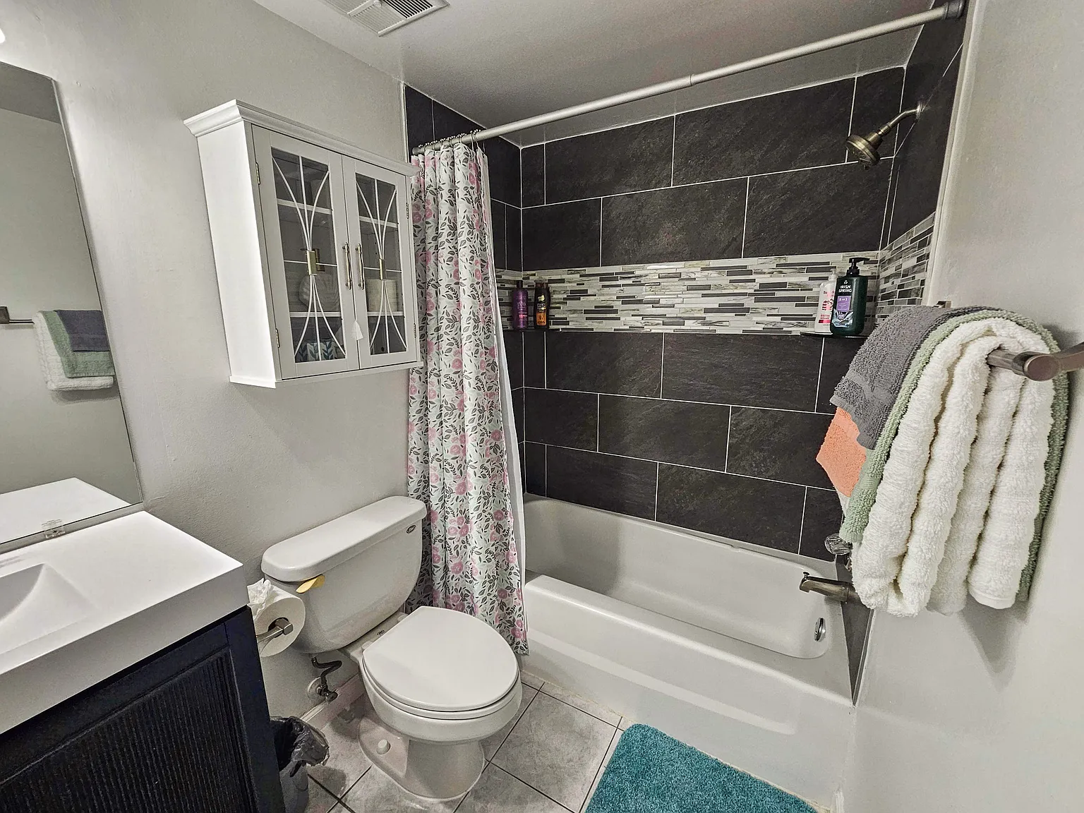 1 bed, 2.0 bath, 975 sqft, $1,927 — Photo 2