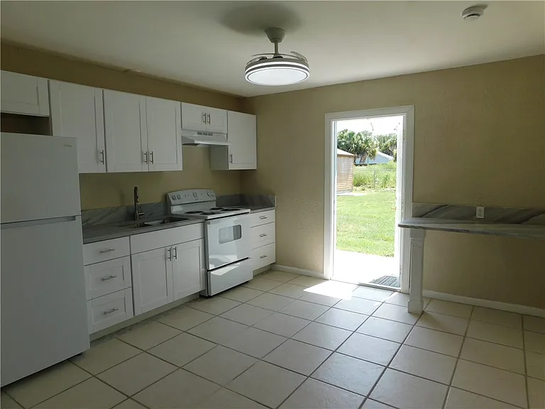 9896 Pine St — Photo 14