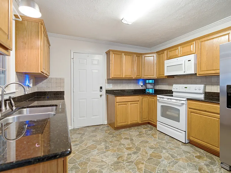 1343 Cason Trl — Photo 8
