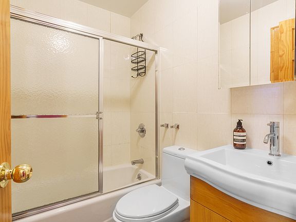 3rd image of 4813 Vernon Blvd APT 2