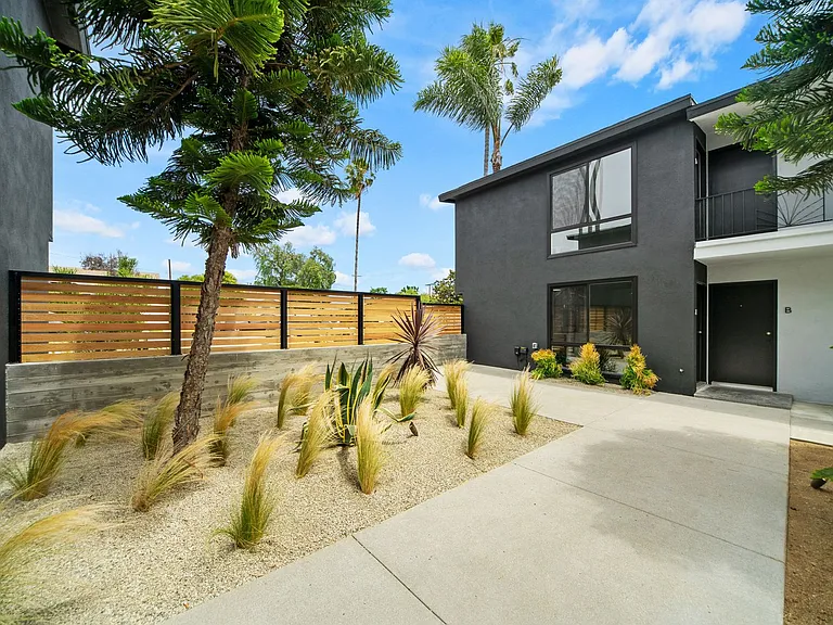 1725 Freeman Avenue — Photo 4