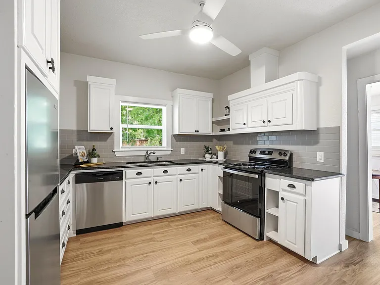 537 E Sears St — Photo 8