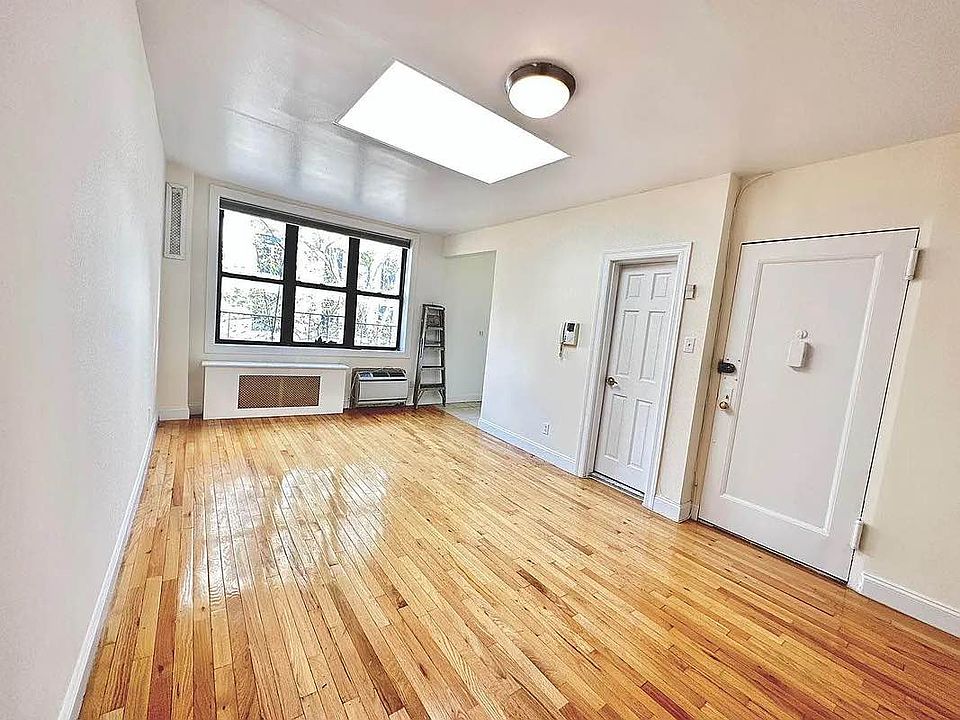 1st image of 160 E 28th St #3Y