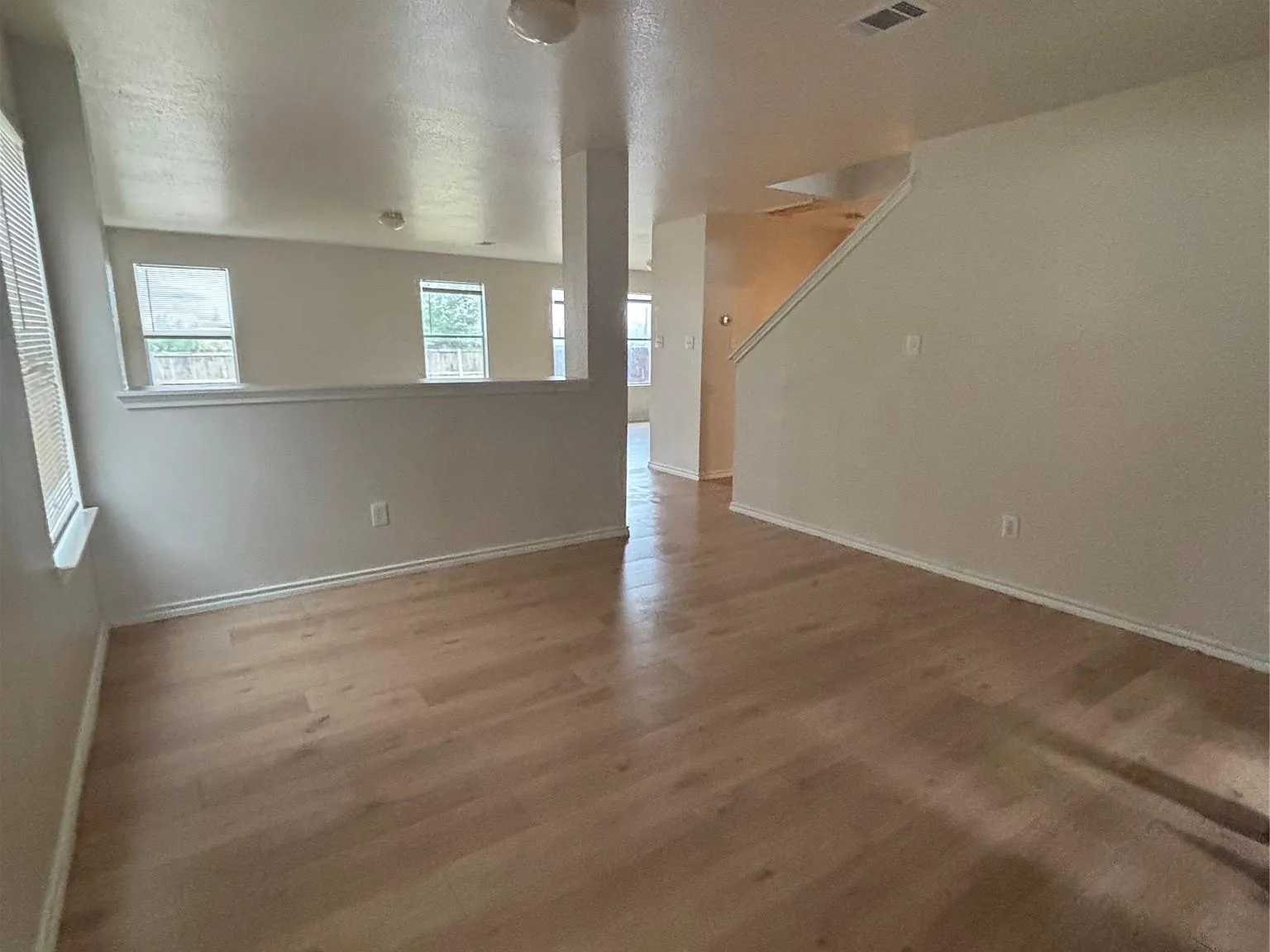 4 bed, 3.0 bath, 2322 sqft, $2,000 — Photo 2