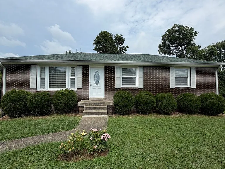 160 E Regent Dr — Photo 1