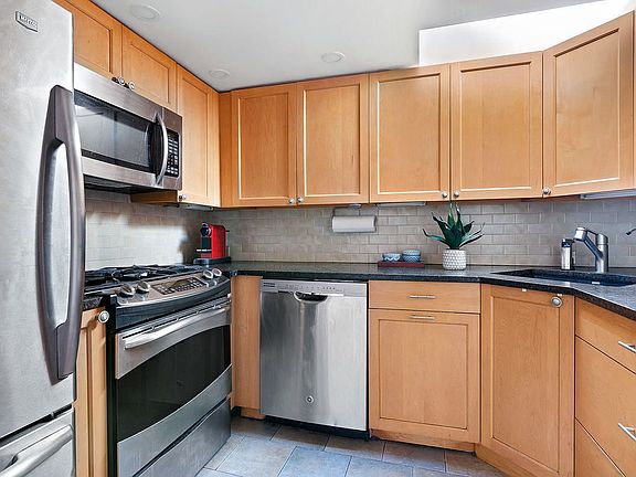 4th image of 831 Carroll St APT 5