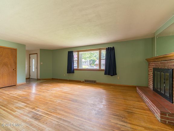 5th image of 326 Crest Dr