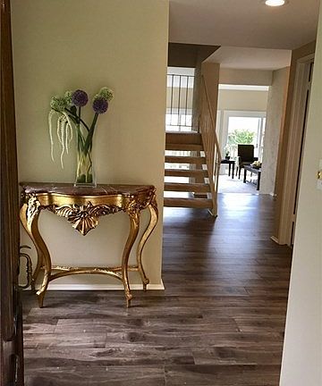 Entry has new flooring.