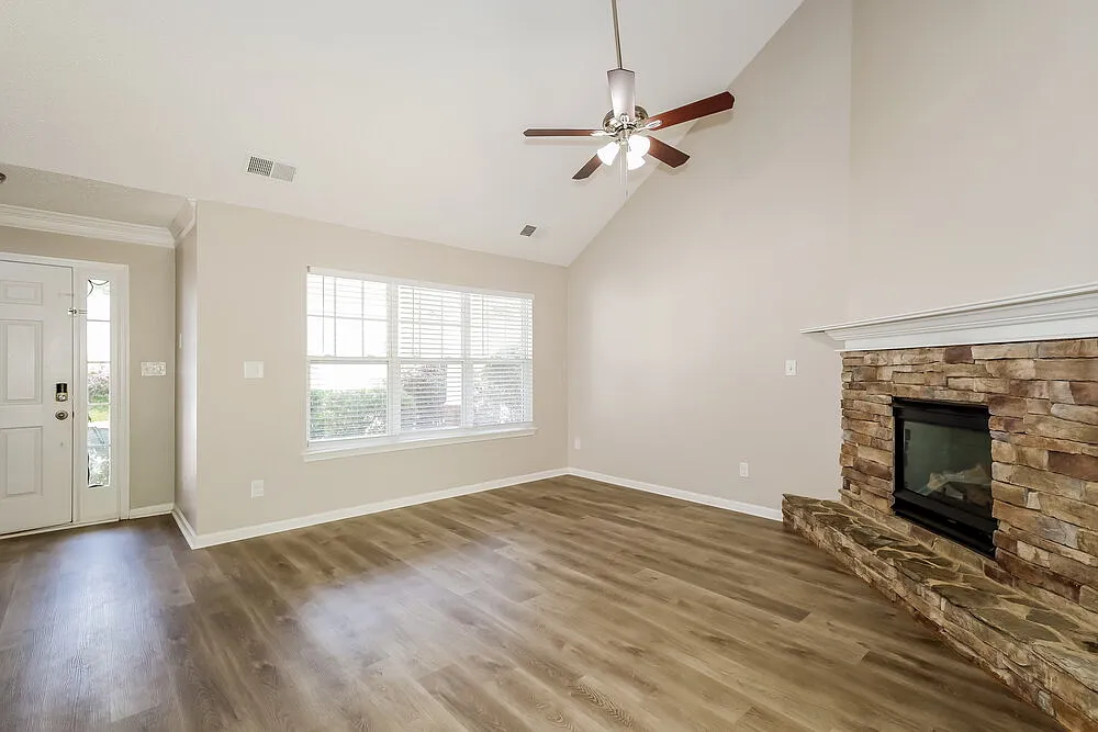3 bed, 2.5 bath, 1730 sqft, $2,400 — Photo 4
